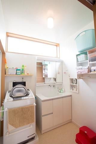 壁面を収納棚として活用した洗面脱衣室