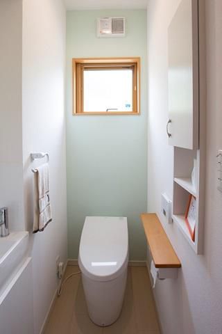 アクセントクロスを使用した明るい印象のトイレ