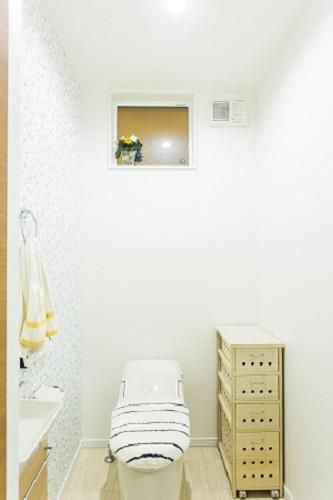 白を基調とした清潔感のあるトイレ