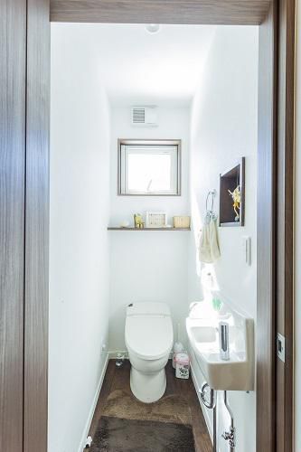 ニッチや棚板を活用したトイレ