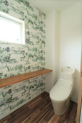 トイレには個性的なクロスをセレクト