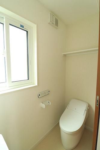 シンプルで清潔感のあるトイレ