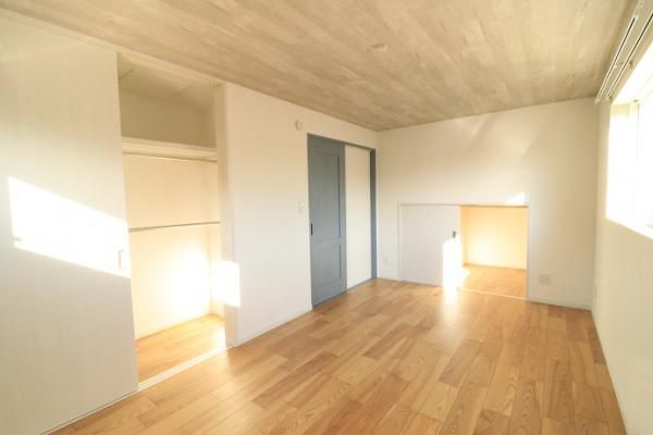 中間収納室とつながる寝室