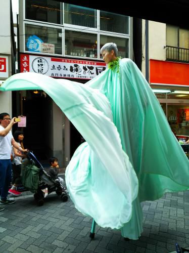 高円寺びっくり大道芸。
