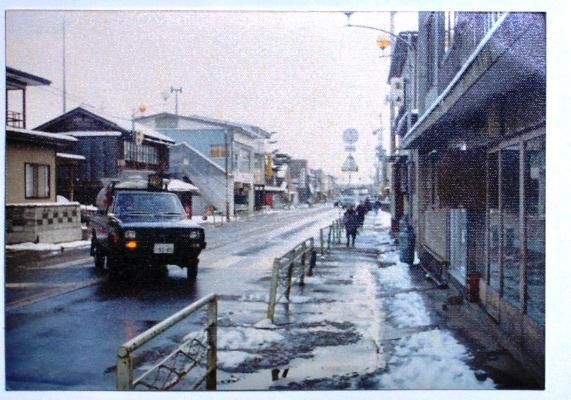 川西町小松小前のバス亭35年前と今