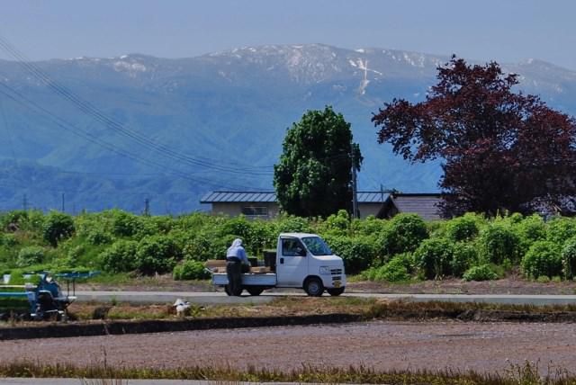 南に吾妻、にし飯豊、東はるかの蔵王山
