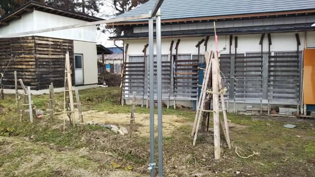 雪囲いの片づけ