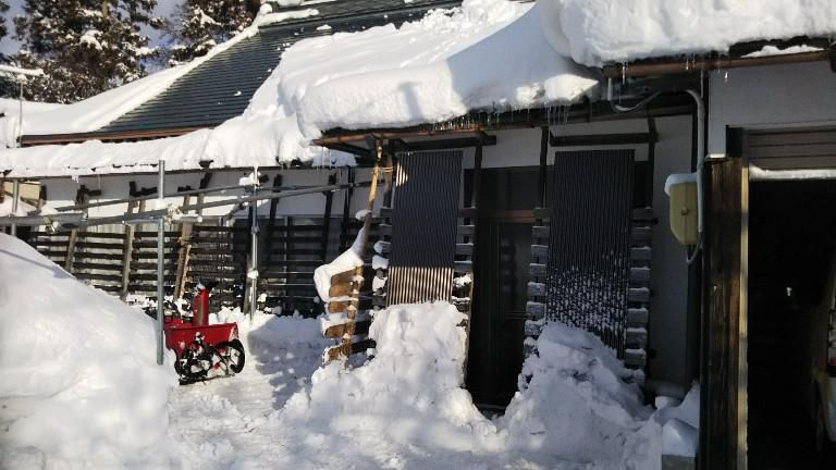 屋根下の除雪