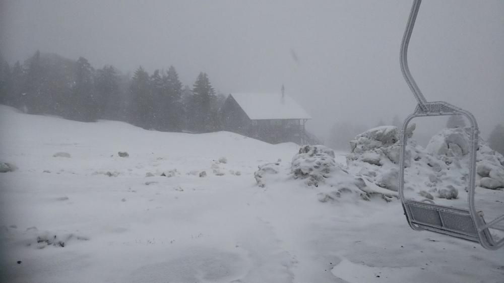 季節外れの吹雪