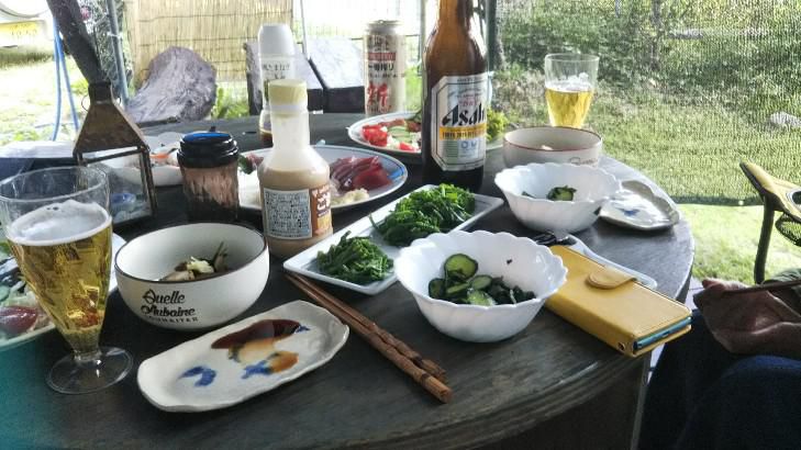 庭で食事