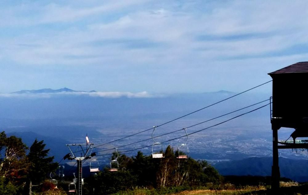 朝日連峰に月山