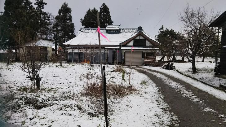 自宅前しんしんと雪