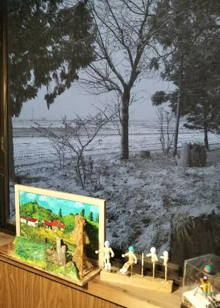 窓の外は雪