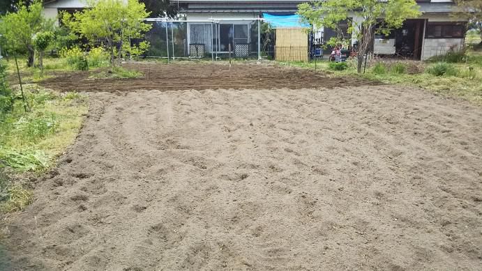畑の耕耘