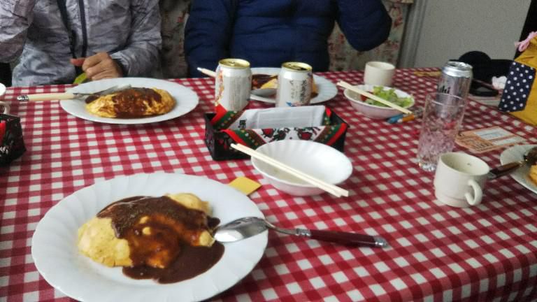 泊りのスキーはランチでビール