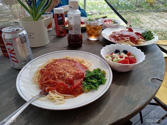 庭のオープンデッキでランチ