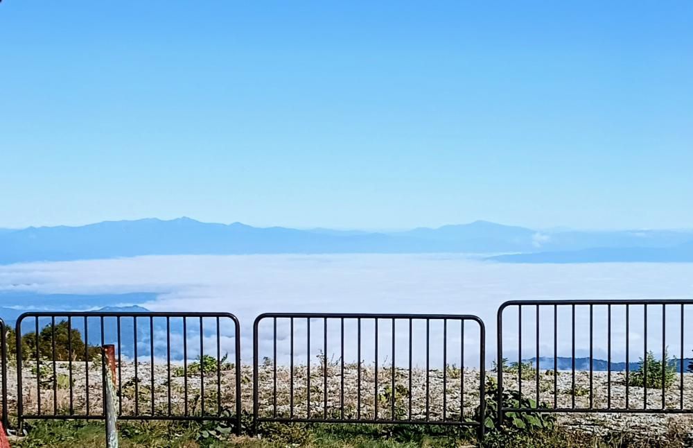朝日連峰から月山と鳥海山