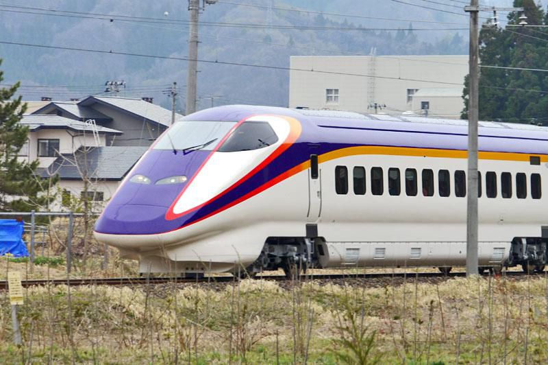 新塗色の山形新幹線