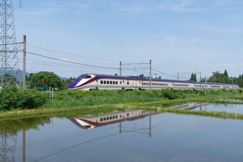 山形の新緑と列車の風景