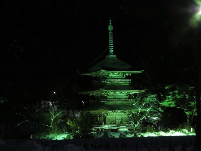 三重塔をライトアップします