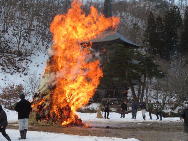 高畠の冬の風物詩、御斎灯焼き