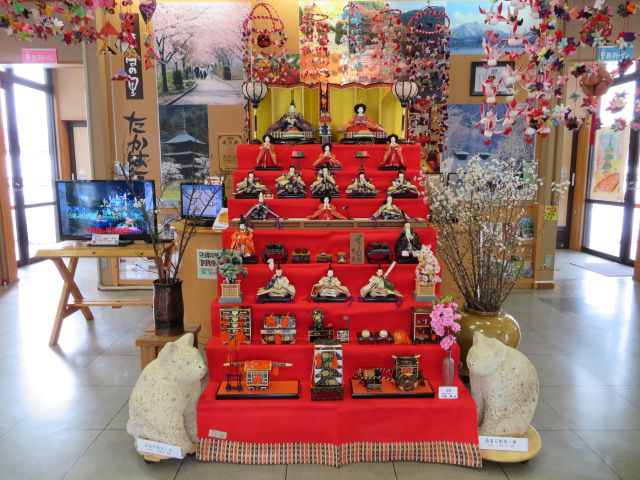 おひなさまを展示中です♪