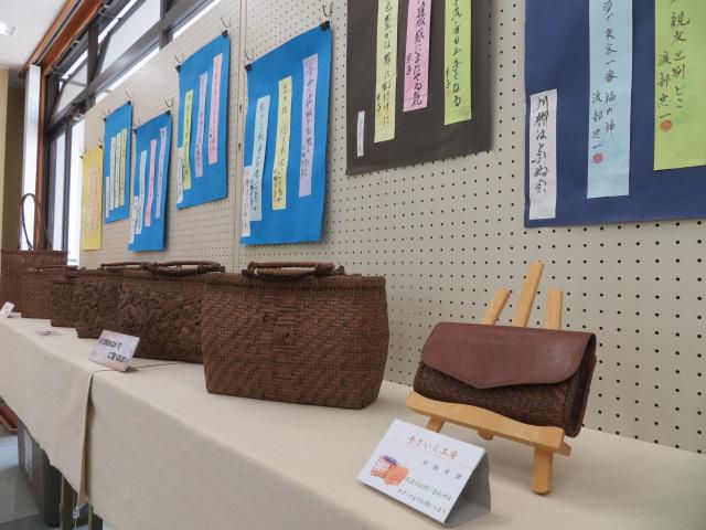 「高畠はとみね川柳会作品展と布施幸雄（高畠町）と仲間達の民芸品展」展示中♪