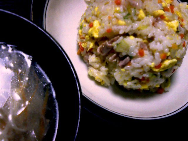 炒飯を作る。