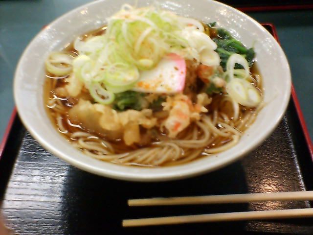 座って食べる立ち食いそば。