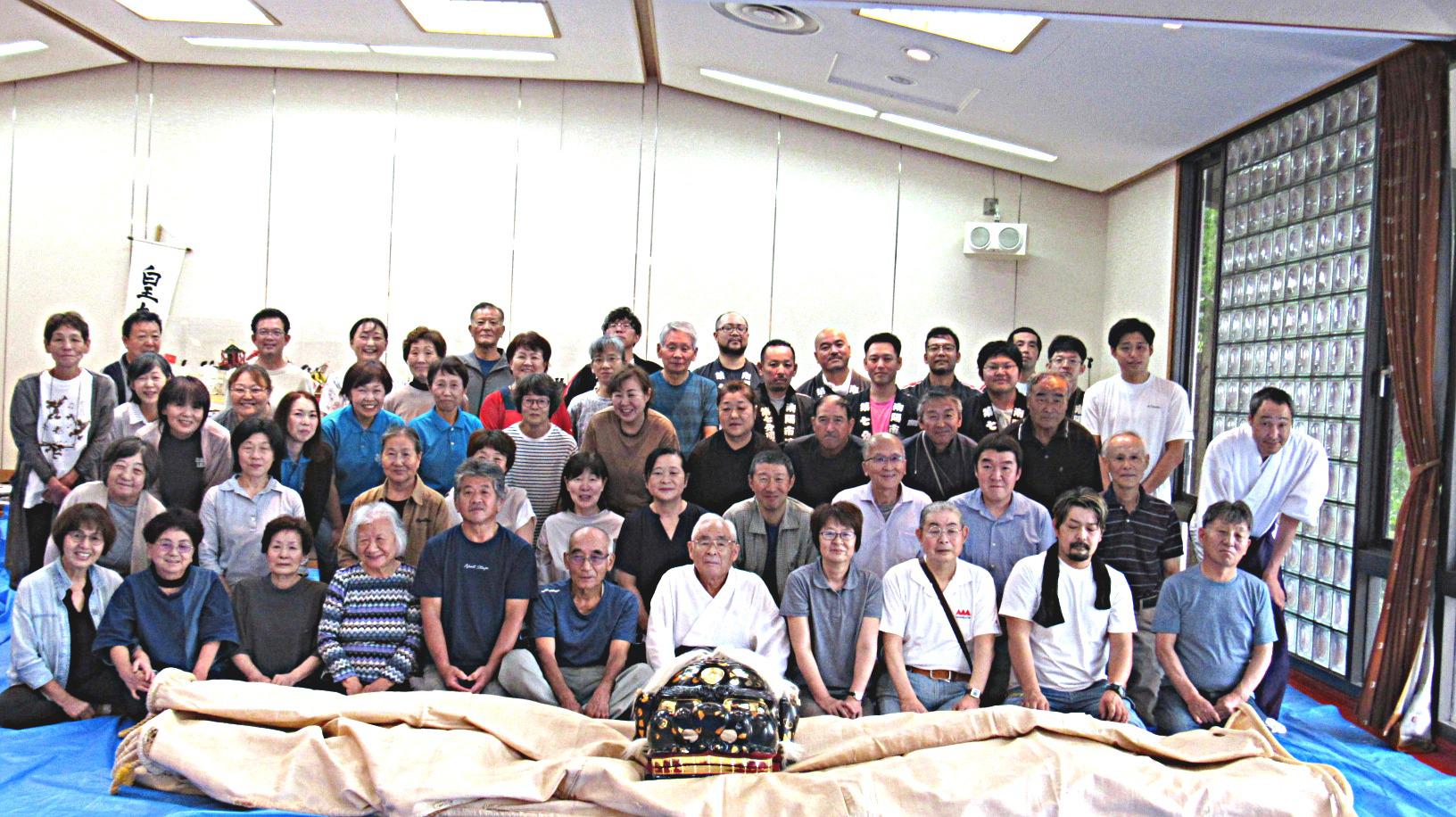 第49回の赤湯温泉ふるさと祭りが12、13日の2日間行われます この祭りの最後に行われる暴れ獅子と呼ばれる獅子舞は勇壮な男の祭りを感じさせてくれます この暴れ獅子で使われる獅子を載せた幕には太いロープが縫い付けられ数十人で引き合っても決して切れることのないもので 祭りを前に「幕縫い」が行われました 太い麻糸(今はビニール糸)で縫いつけていく作業ですが祭りを裏で支える大切な作業です
