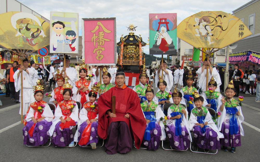 昨日から始まった「赤湯温泉ふるさと祭り」は雨も降らず順調にスタートしました 烏帽子山八幡宮の神輿渡御 園児みこし 稚児行列 中学生の子供みこし そして3基の本神輿と祭り一色の一日となりました 稚児行列は参加者の減少から途切れていましたが今6年ぶりに復活し祭りに花を添えるように艶やかに通りを練り歩きました 今日は暴れ獅子の舞う最大のエベントが行われますが朝から雨が降っています 果たして天気は?