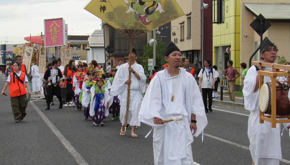 昨日から始まった「赤湯温泉ふるさと祭り」は雨も降らず順調にスタートしました 烏帽子山八幡宮の神輿渡御 園児みこし 稚児行列 中学生の子供みこし そして3基の本神輿と祭り一色の一日となりました 稚児行列は参加者の減少から途切れていましたが今6年ぶりに復活し祭りに花を添えるように艶やかに通りを練り歩きました 今日は暴れ獅子の舞う最大のエベントが行われますが朝から雨が降っています 果たして天気は?