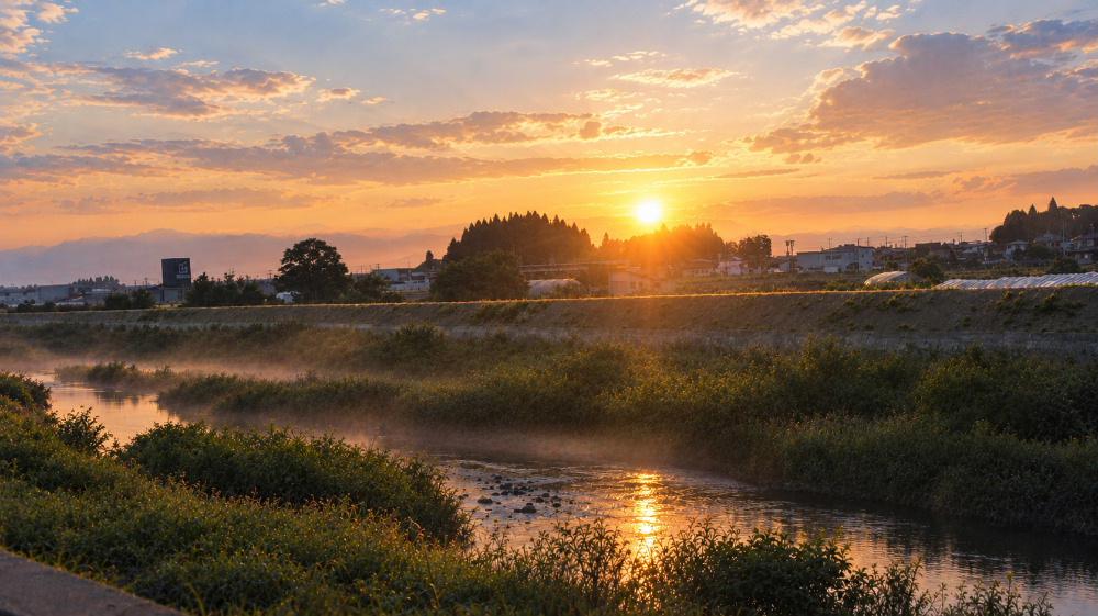 連日好天が続いています 昨日咲いた我が家の最後のセイヨウアサガオもしぼみ夏の終わりを告げられました この頃は夕方になると一段と映える夕日に照らされた風景はまさに秋真っ盛りを彩ります 秋の夕焼けはきれいですがどこか寂しさを感じさせます それは冬を迎える準備の季節でもあるからです 朝晩すっかり涼しくなりこれから紅葉が進みます 西の空に沈む夕日は郷愁を誘ってくれる風景を創り出してくれます