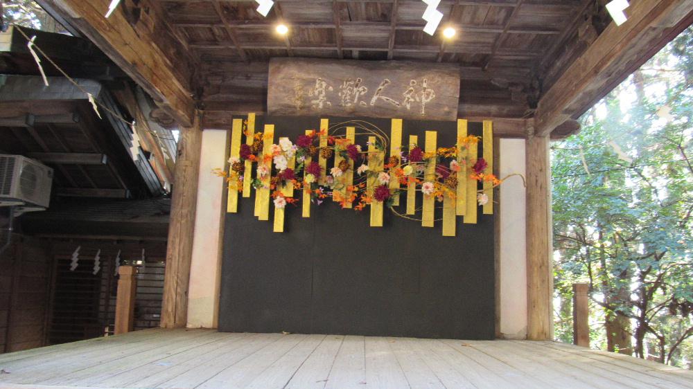 南陽の菊まつり(宮内会場)が始まりました 菊は秋を象徴する花でぜひその美しさを紹介したいと思っていましたので早速宮内にでかけました 菊のアートフラワーと菊人形のコラボに改めて菊の美しさを実感させられました 秋本番の一コマです