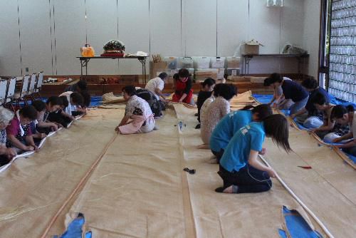 赤湯烏帽子山八幡宮獅子舞の幕縫い　八幡宮参集殿の裏山にミズヒキが可憐に咲く　幸せの訪れ？