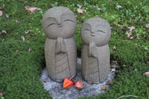 今日はお彼岸の中日　かわいいお地蔵様にホオズキ