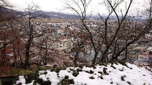 赤湯にもついに雪が積もった　午前中にはほとんどが解けたが遠くの山々は雪景色