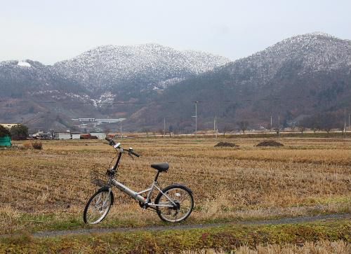 初冬　周りの山々がうっすらと雪化粧　まだ積雪ゼロ　雪がないっていいね～