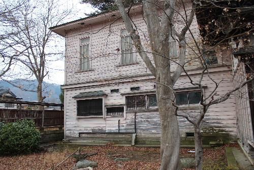 市内漆山に残る明治から昭和にかけての製糸業繁栄の姿を伝える洋館　その敷地には冬を迎える柿の木