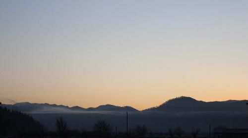 寒い～　今朝の気温は氷点下８度　それでも雪が降らず東の山から朝日が昇ってきた