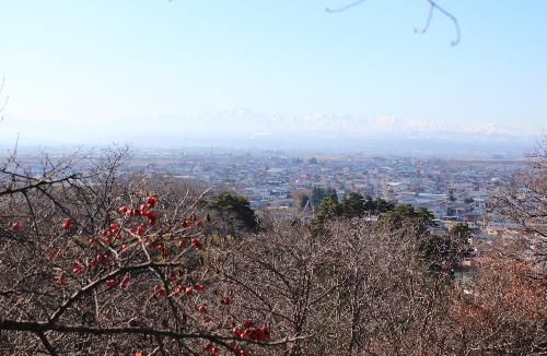 飯豊　朝日の山々が真っ白に冠雪　１２月には珍しく見事に晴れた青空に映える