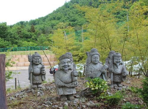 とある場所で　七福神がお出迎え　茅野輪をくぐり　オオデマリ　ノリウツギ　マルバウツギが咲いていました