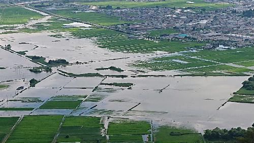 十分一山に登ってみました　南陽市は大きな被害がありませんでしたが十分一山から見る白竜湖周辺の水は今日も引いていません　田んぼの稲が心配になります