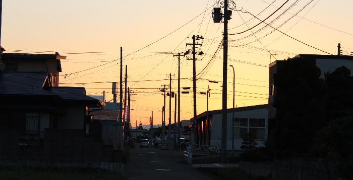 ３５度を超える猛暑で日中はうだるような一日もようやく終わり夕日が空を染めています　日没も早まり秋の色の空が見えてきました
