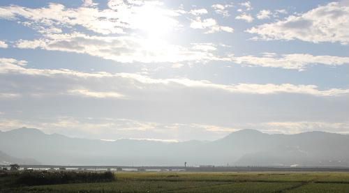 朝霧の中　遠くの山々が霧に霞み　秋の雲が浮かんでいます　「ふるさと」という歌を思い出すような風景です
