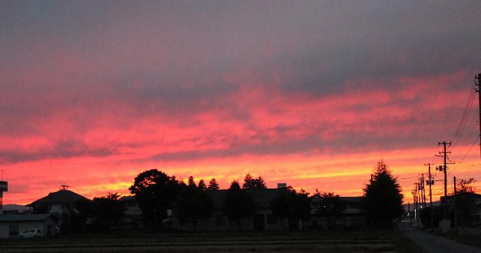 秋の夕暮れは早い　そして真っ赤な夕焼けも鮮やかです　昨日夕焼けに染まった空を追いかけてカメラを肩に自転車で走りまわり撮りました　物好きと笑われそうです　　