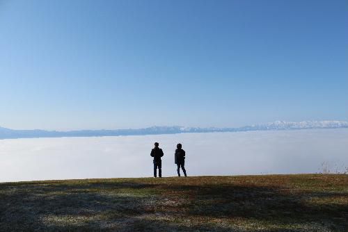 息をのむような十分一山からの雲海の眺めは晩秋の赤湯の風物詩の一つです　何度となく見ている雲海ですがこれほど見事に広がった雲海は初めてです　感動したひと時です