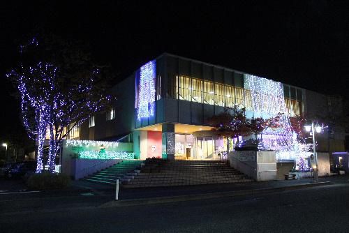 師走を前にクリスマスイルミネーションの季節がやってきました　コロナ禍の中赤湯公民館のイルミネーションが点灯され街の人々を元気づけようとしています　