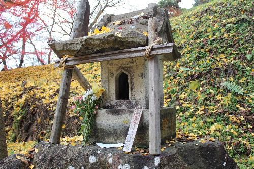 赤湯にコロナ神社？　烏帽子山八幡宮参集殿下の観音堂のそばに小さな石の社があります　この社に「疫神社」と刻まれ側面には大正３年６月１２日建立と刻まれています　この地区に流行った疫病を退散させようと願って建てられた神社であろうと思われます　まさに現代のコロナ退散に通じる神社です　