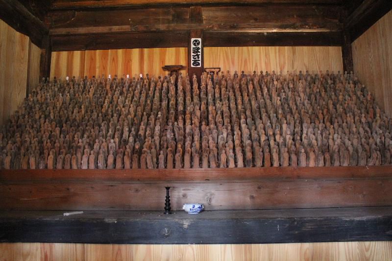 烏帽子山八幡宮参集殿下の小さなお堂に千体の地蔵が祀られている千体地蔵堂　金色堂のように屋根がイチョウでおおわれているお堂の格子から覗くと小さな木彫のお地蔵様がびっしりとならんでいます　東正寺本間住職から教えていただきました　昨年きれいに汚れを落として祀ったそうです　懐中電灯をもって覗いてみましょう